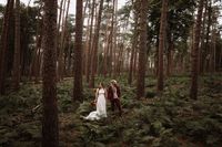 Hochzeitspaar im Wald